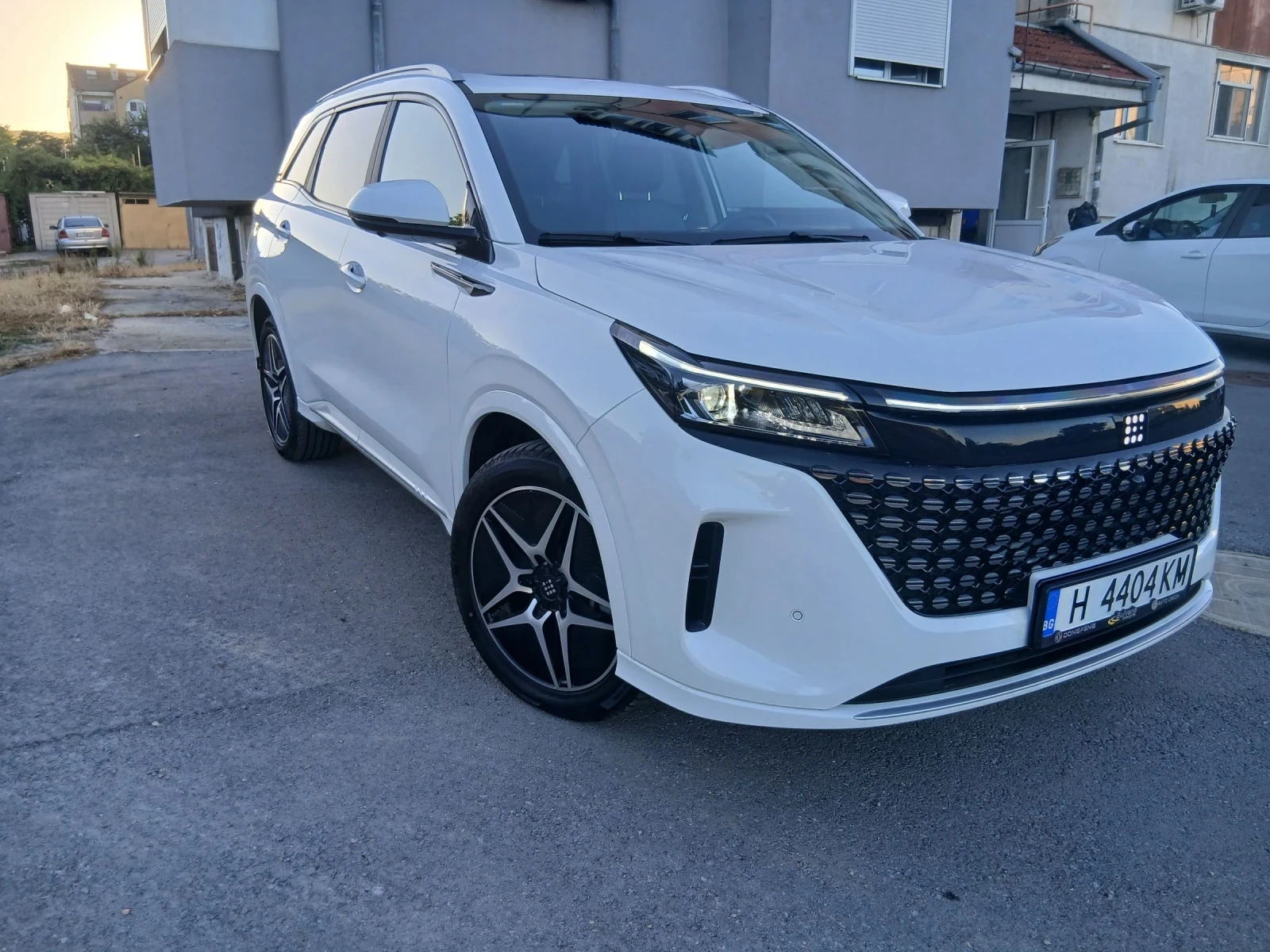 DONGFENG E5 Хибрид 6+ 1, снимка 2 - Автомобили и джипове - 55974449