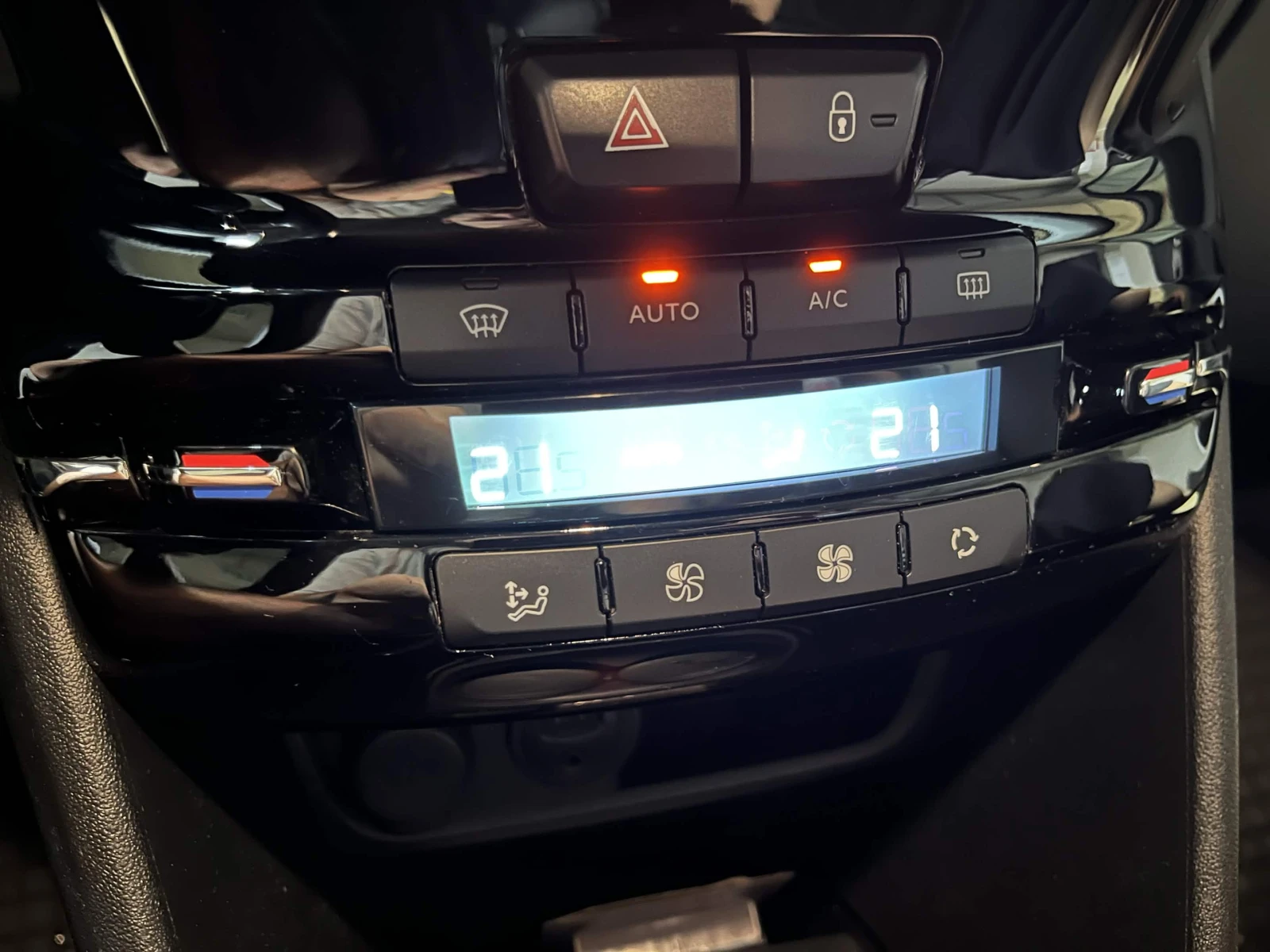 Peugeot 2008 Facelift SFA 119000км, снимка 9 - Автомобили и джипове - 56589121