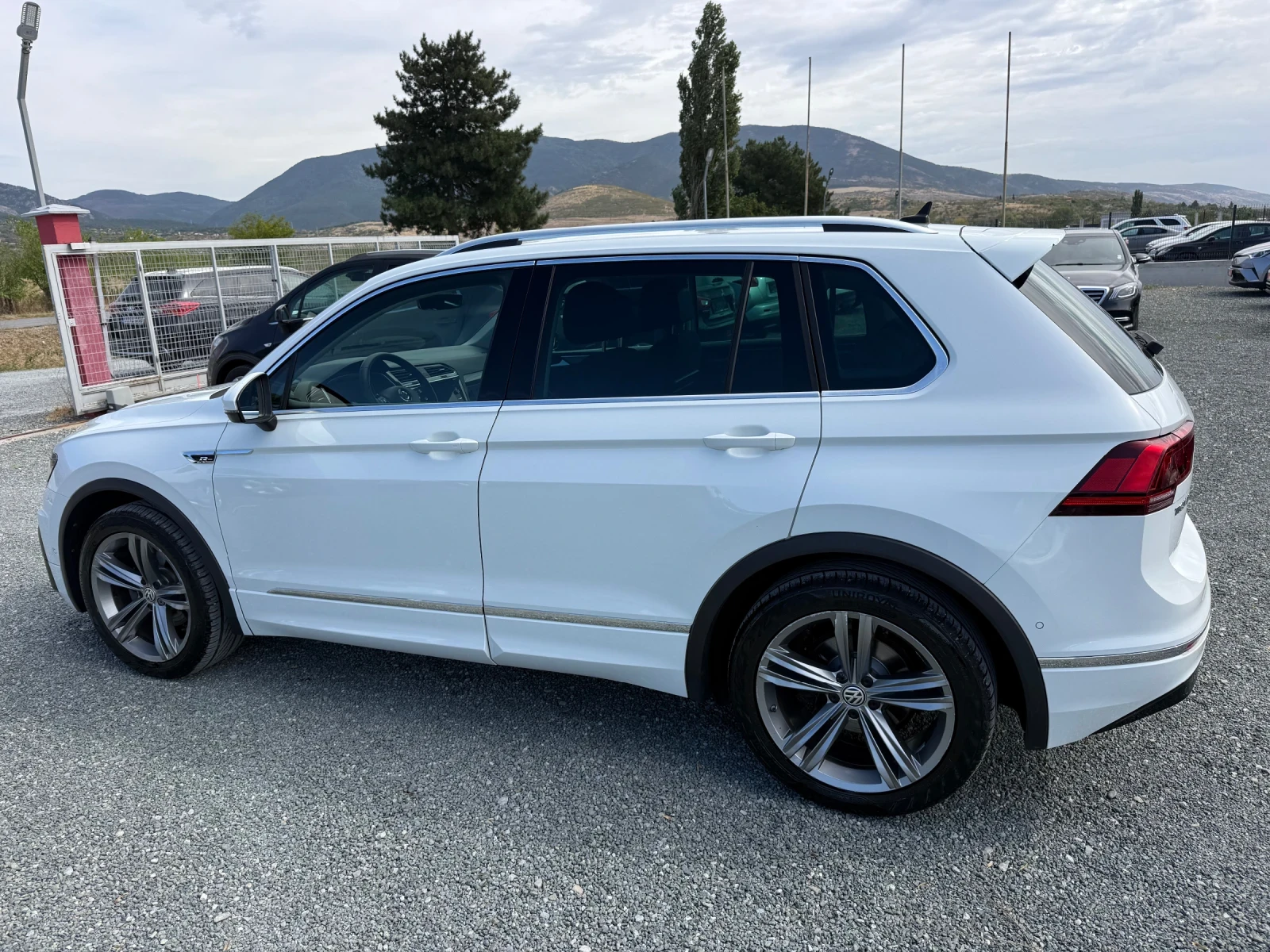 VW Tiguan (KATO НОВА)^(4x4)^(R-Line), снимка 9 - Автомобили и джипове - 56178847