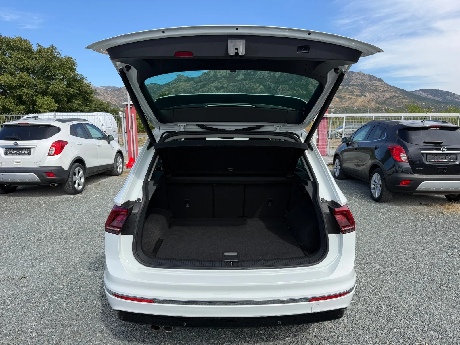 VW Tiguan (KATO НОВА)^(4x4)^(R-Line), снимка 13 - Автомобили и джипове - 56178847