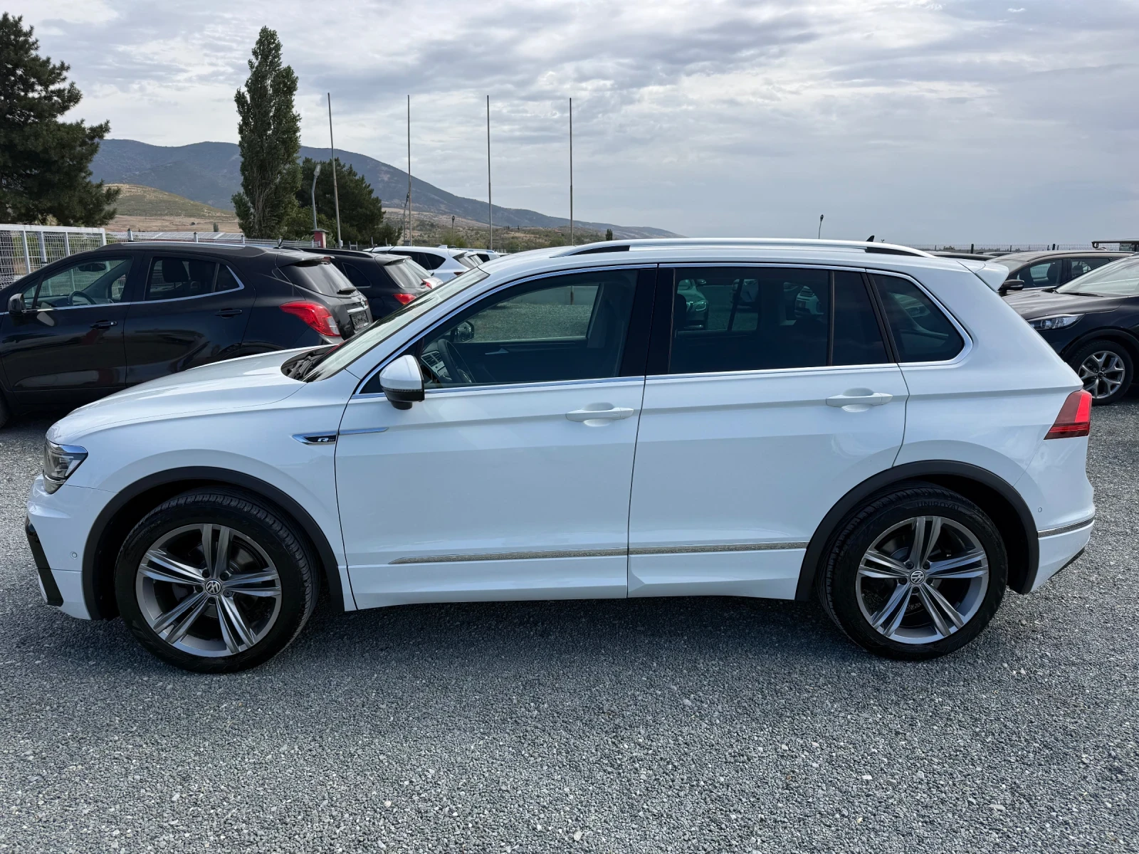 VW Tiguan (KATO НОВА)^(4x4)^(R-Line), снимка 10 - Автомобили и джипове - 56178847