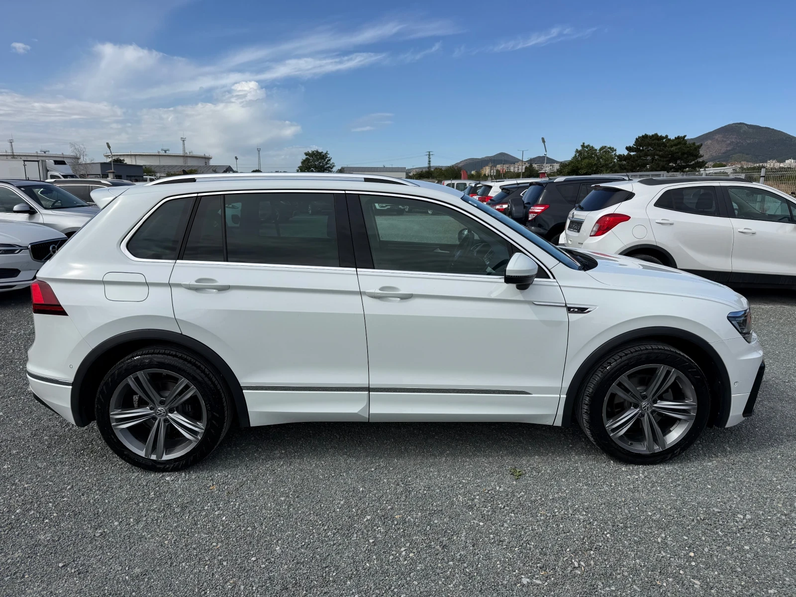 VW Tiguan (KATO НОВА)^(4x4)^(R-Line), снимка 4 - Автомобили и джипове - 56178847