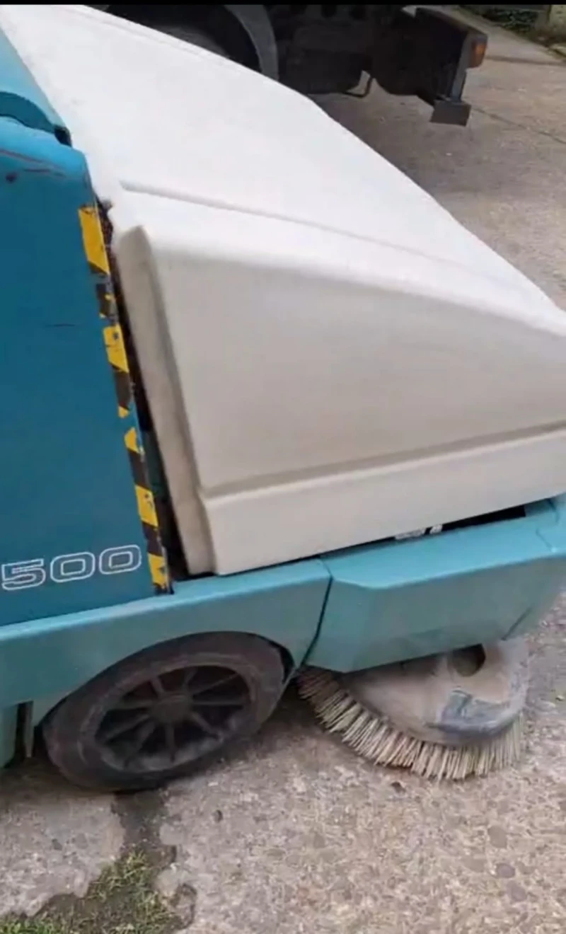 Други специализирани машини Друга Tennant 8410 Sweeper Scrubber, снимка 15 - Индустриална техника - 51902885