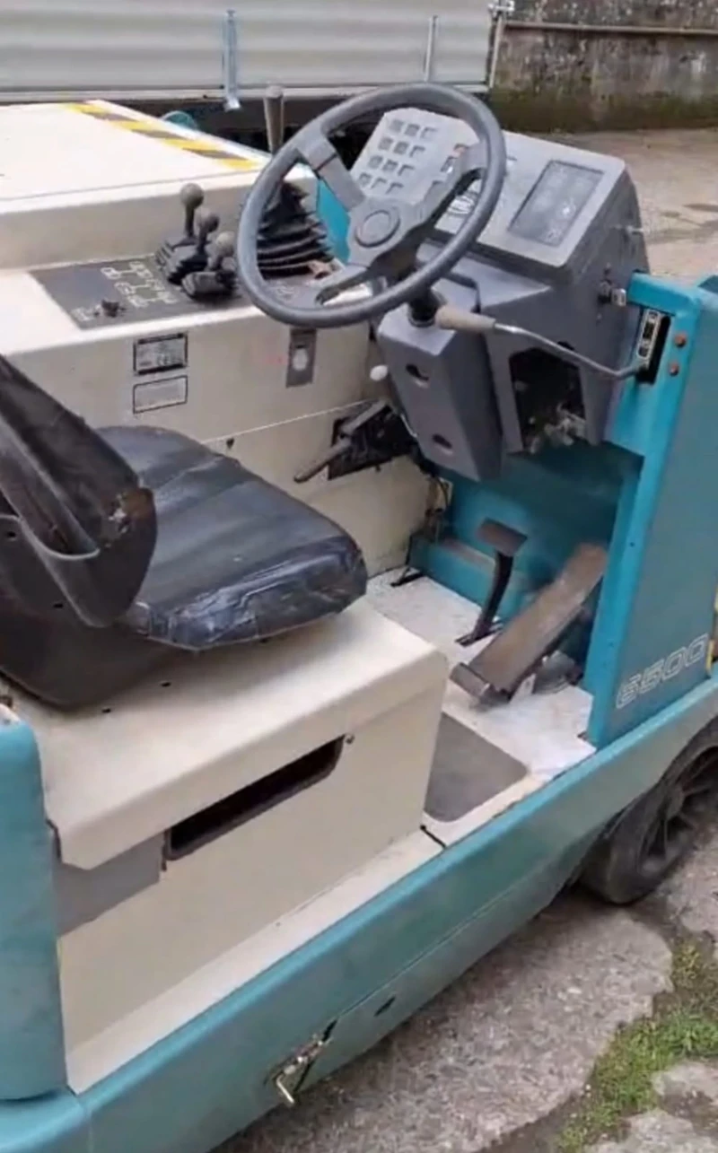 Други специализирани машини Друга Tennant 8410 Sweeper Scrubber, снимка 12 - Индустриална техника - 51902885