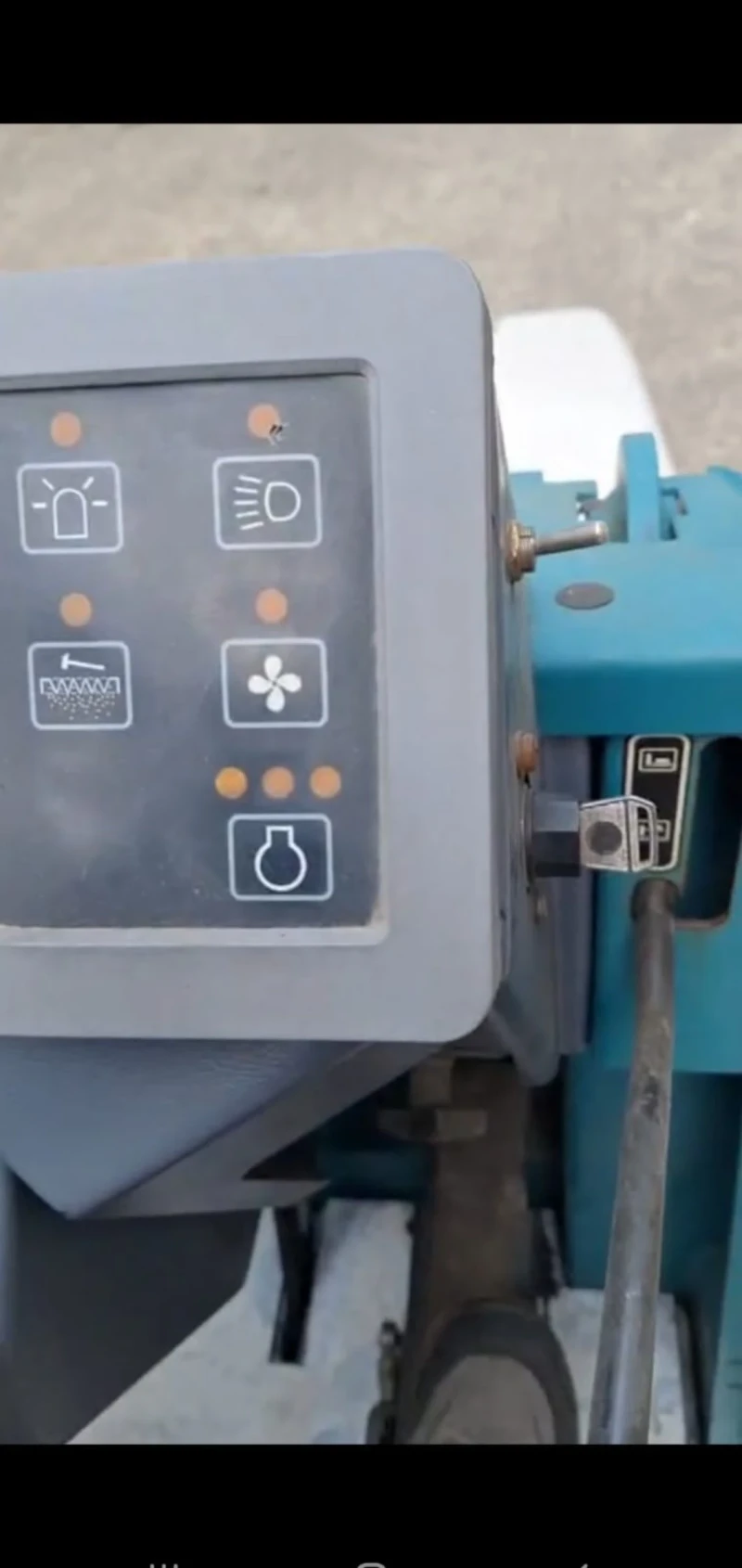 Други специализирани машини Друга Tennant 8410 Sweeper Scrubber, снимка 10 - Индустриална техника - 51902885