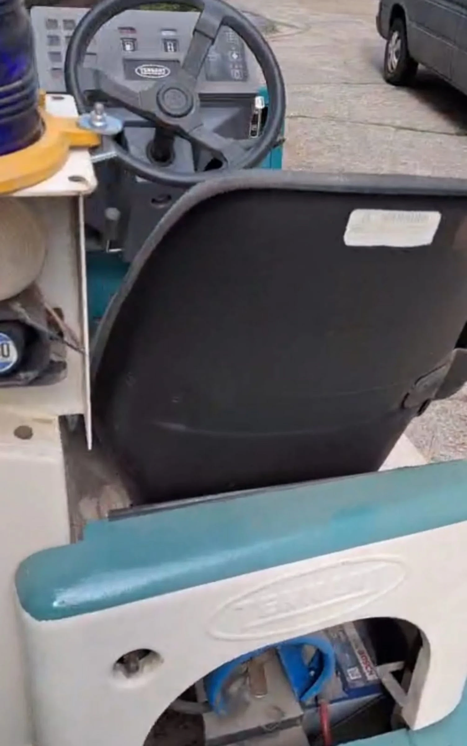 Други специализирани машини Друга Tennant 8410 Sweeper Scrubber - изображение 2