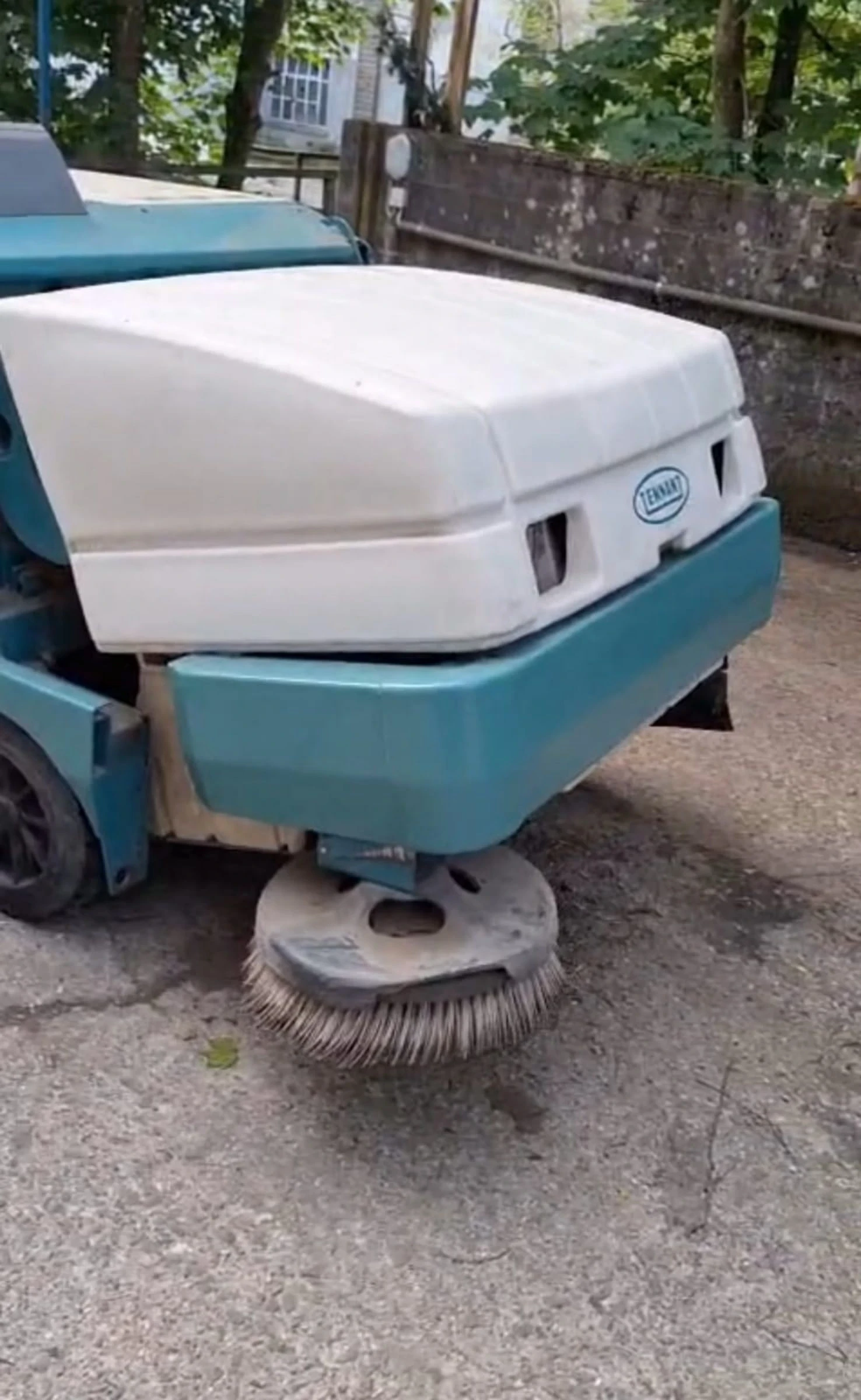 Други специализирани машини Друга Tennant 8410 Sweeper Scrubber - изображение 8