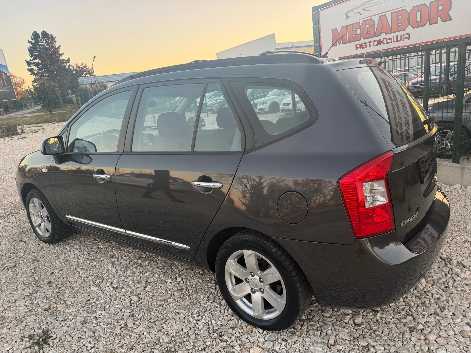 Kia Carens 2.0i/144p.s-Facelift, снимка 4 - Автомобили и джипове - 52806989