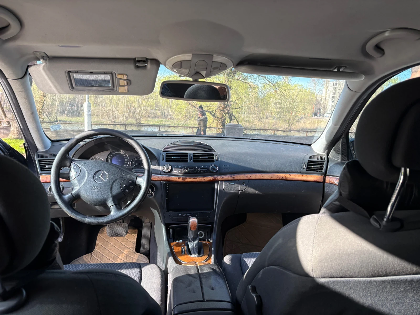 Mercedes-Benz E 220, снимка 4 - Автомобили и джипове - 53841205