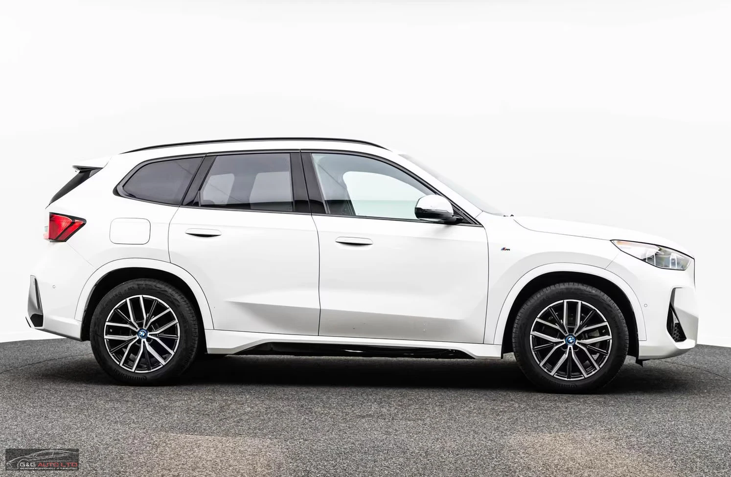 BMW iX1 30/xDRIVE/313HP/MSPORT/SHADOW/360/HI-FI/LED/527z, снимка 7 - Автомобили и джипове - 55136639