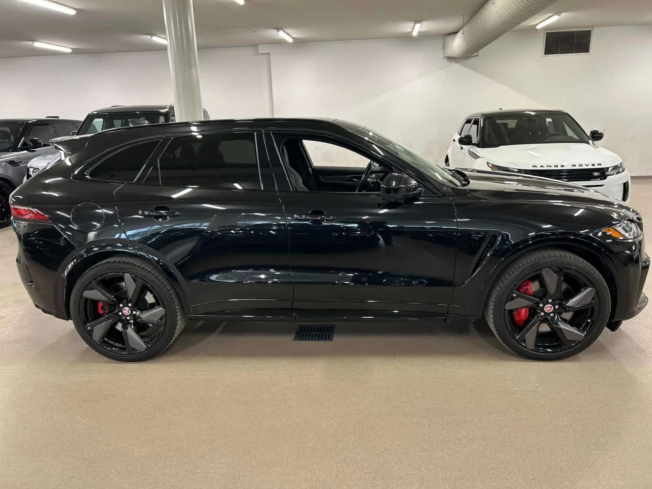 Jaguar F-PACE * P550 SVR* 2 КЛЮЧА* PANO* ПОДГРЕВ* KEYLESS* , снимка 3 - Автомобили и джипове - 54064817
