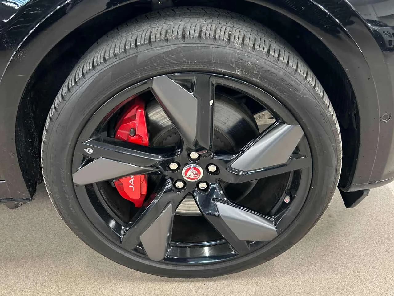 Jaguar F-PACE * P550 SVR* 2 КЛЮЧА* PANO* ПОДГРЕВ* KEYLESS* , снимка 7 - Автомобили и джипове - 54064817