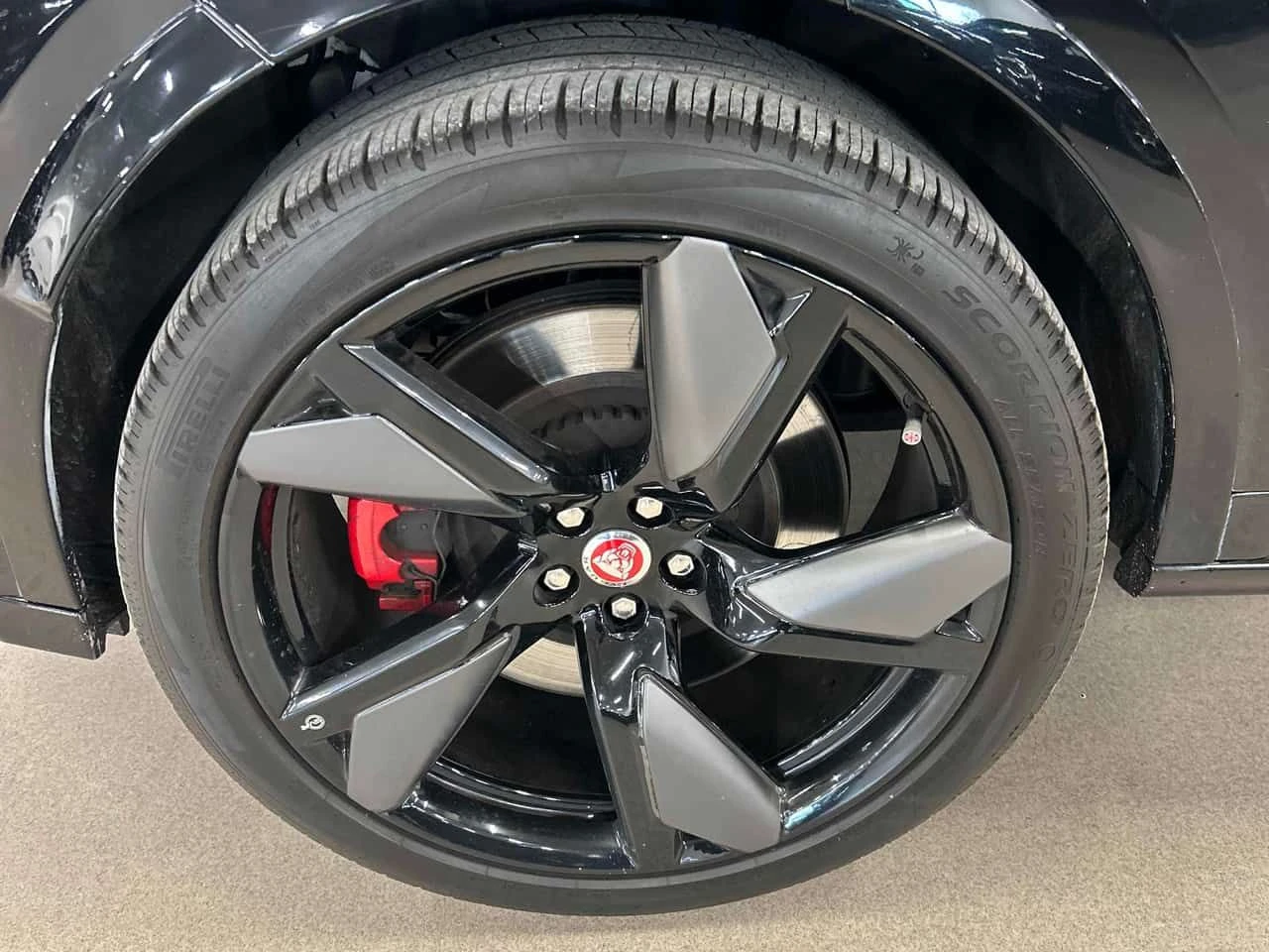 Jaguar F-PACE * P550 SVR* 2 КЛЮЧА* PANO* ПОДГРЕВ* KEYLESS* , снимка 10 - Автомобили и джипове - 54064817