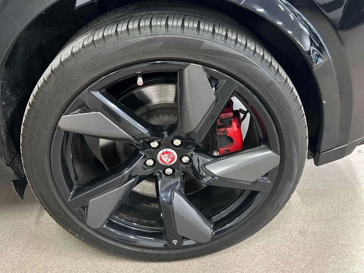 Jaguar F-PACE * P550 SVR* 2 КЛЮЧА* PANO* ПОДГРЕВ* KEYLESS* , снимка 12 - Автомобили и джипове - 54064817