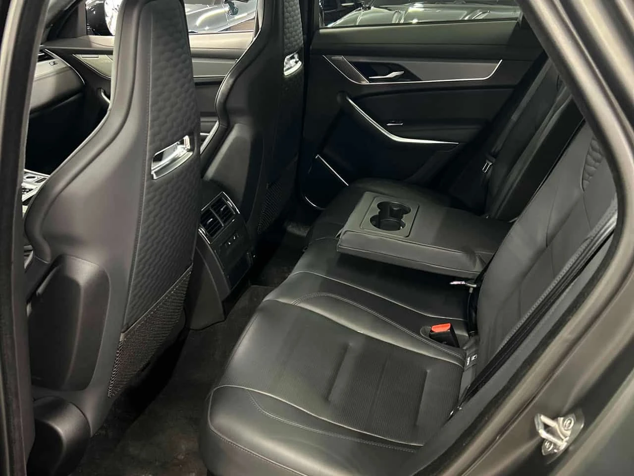 Jaguar F-PACE * P550 SVR* 2 КЛЮЧА* PANO* ПОДГРЕВ* KEYLESS* , снимка 15 - Автомобили и джипове - 54064817