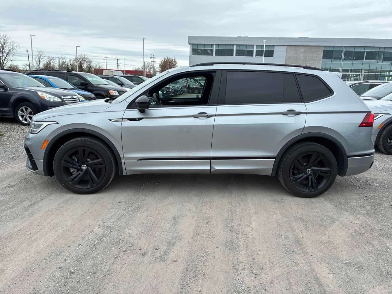 VW Tiguan * Comfortline R Line Black Edition * ПОДГРЕВИ, снимка 2 - Автомобили и джипове - 54604608