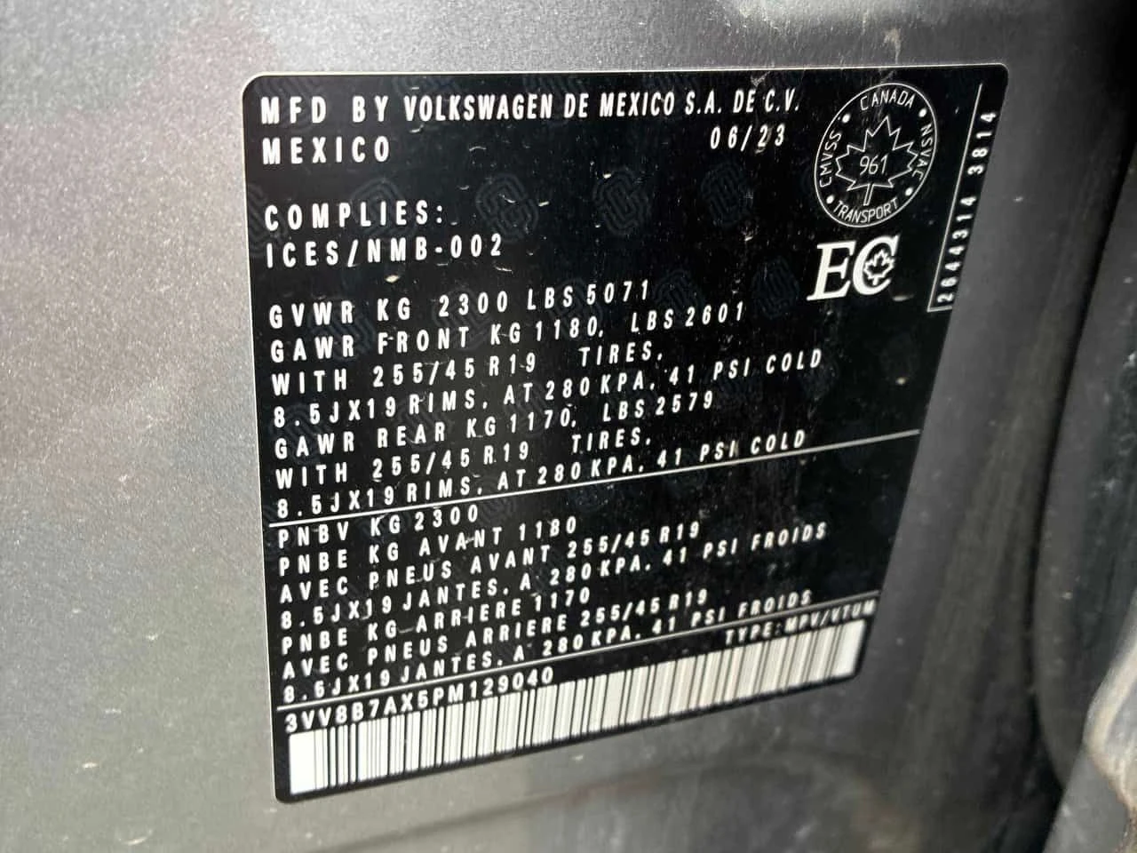 VW Tiguan * Comfortline R Line Black Edition * ПОДГРЕВИ, снимка 15 - Автомобили и джипове - 54604608