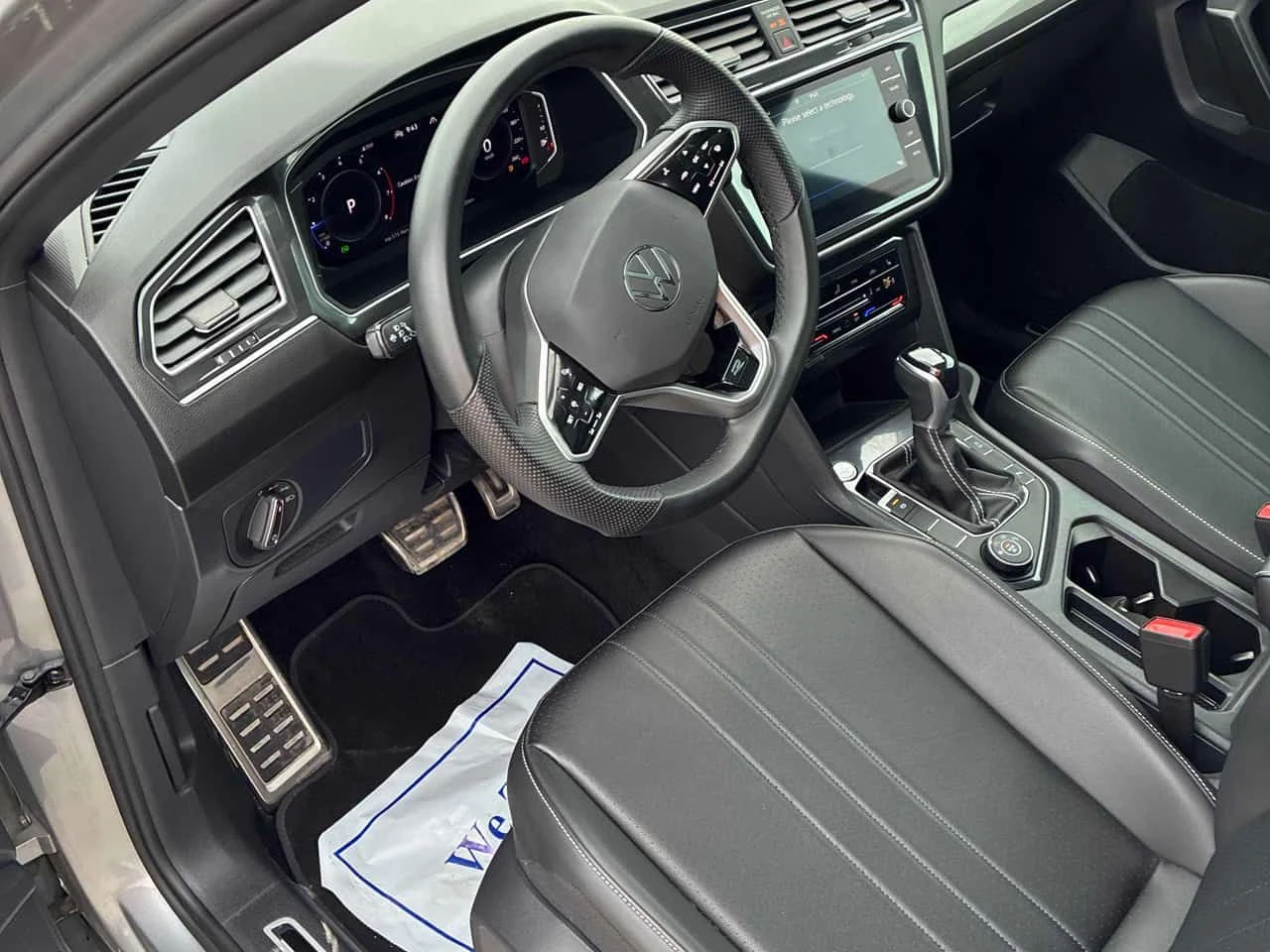 VW Tiguan * Comfortline R Line Black Edition * ПОДГРЕВИ, снимка 5 - Автомобили и джипове - 54604608