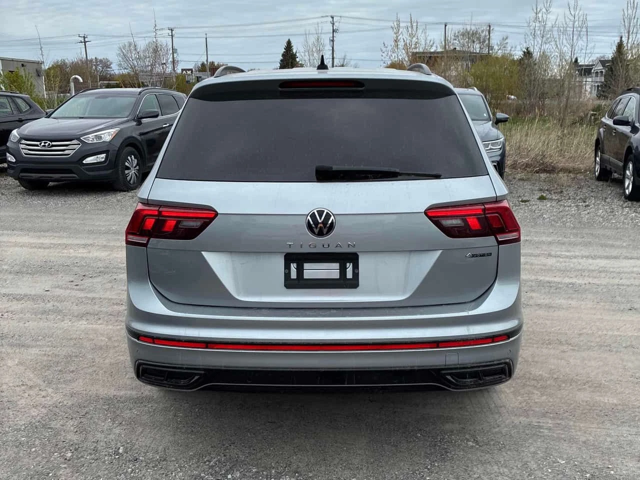 VW Tiguan * Comfortline R Line Black Edition * ПОДГРЕВИ, снимка 4 - Автомобили и джипове - 54604608