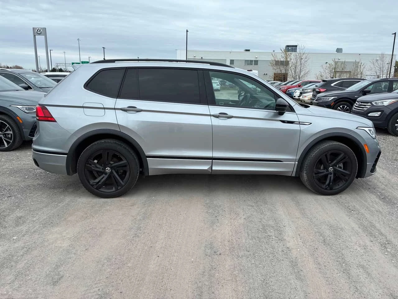 VW Tiguan * Comfortline R Line Black Edition * ПОДГРЕВИ, снимка 3 - Автомобили и джипове - 54604608