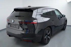 BMW iX xDrive 40/ HEAD UP/ H&K/ LASER/ 360 CAMERA/ , снимка 3 - Автомобили и джипове - 45206726