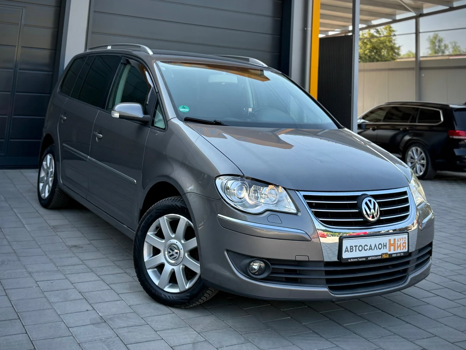 VW Touran 2.0TDI * HighLine* DSG* 6+ 1* Xenon* NAVI*  - изображение 3