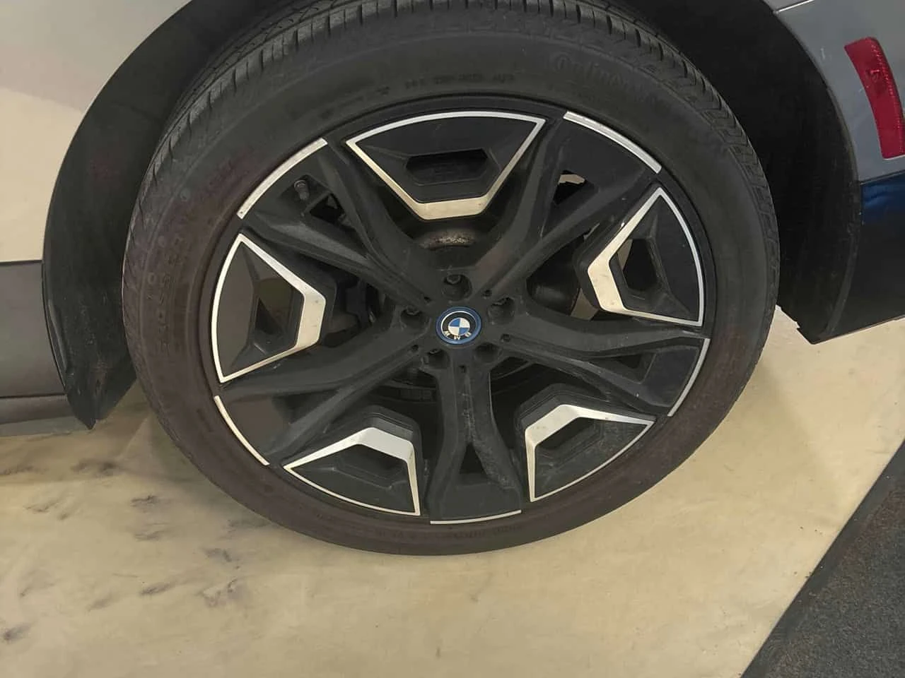 BMW iX xDrive40  CARFAX | Mobile.bg � ����������� 7