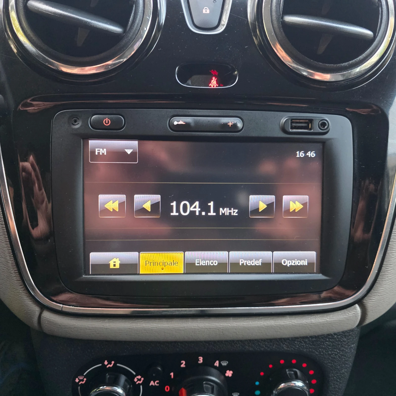 Dacia Lodgy 1.5DCI, снимка 12 - Автомобили и джипове - 53967618