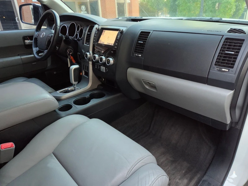 Toyota Sequoia, снимка 10 - Автомобили и джипове - 53029135