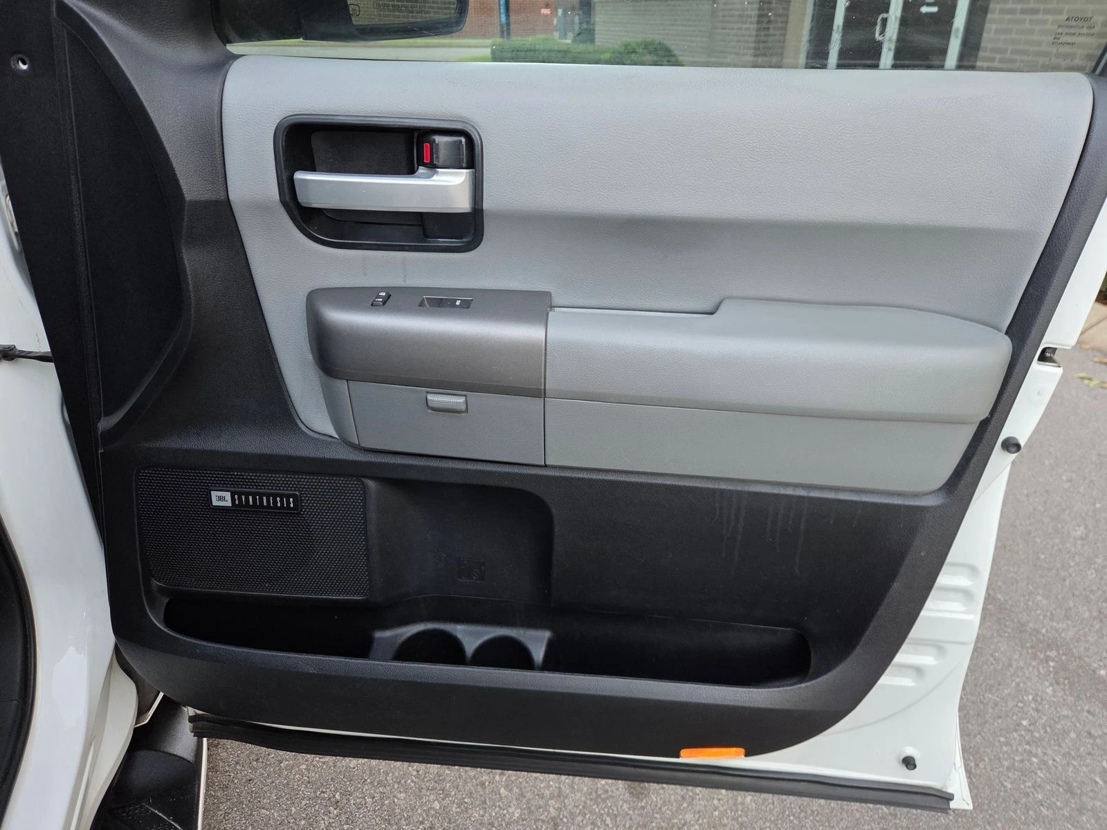 Toyota Sequoia  - изображение 9