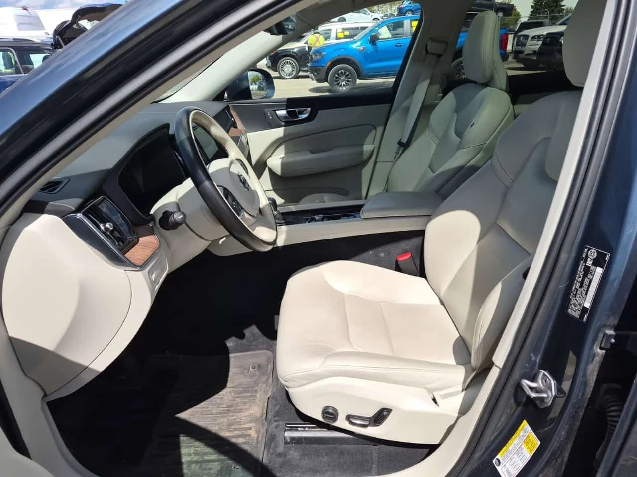 Volvo XC60 * MOMENTUM * АВТОКРЕДИТ БЕЗ ПЪРВОНАЧАЛНА ВНОСКА * , снимка 8 - Автомобили и джипове - 54564461