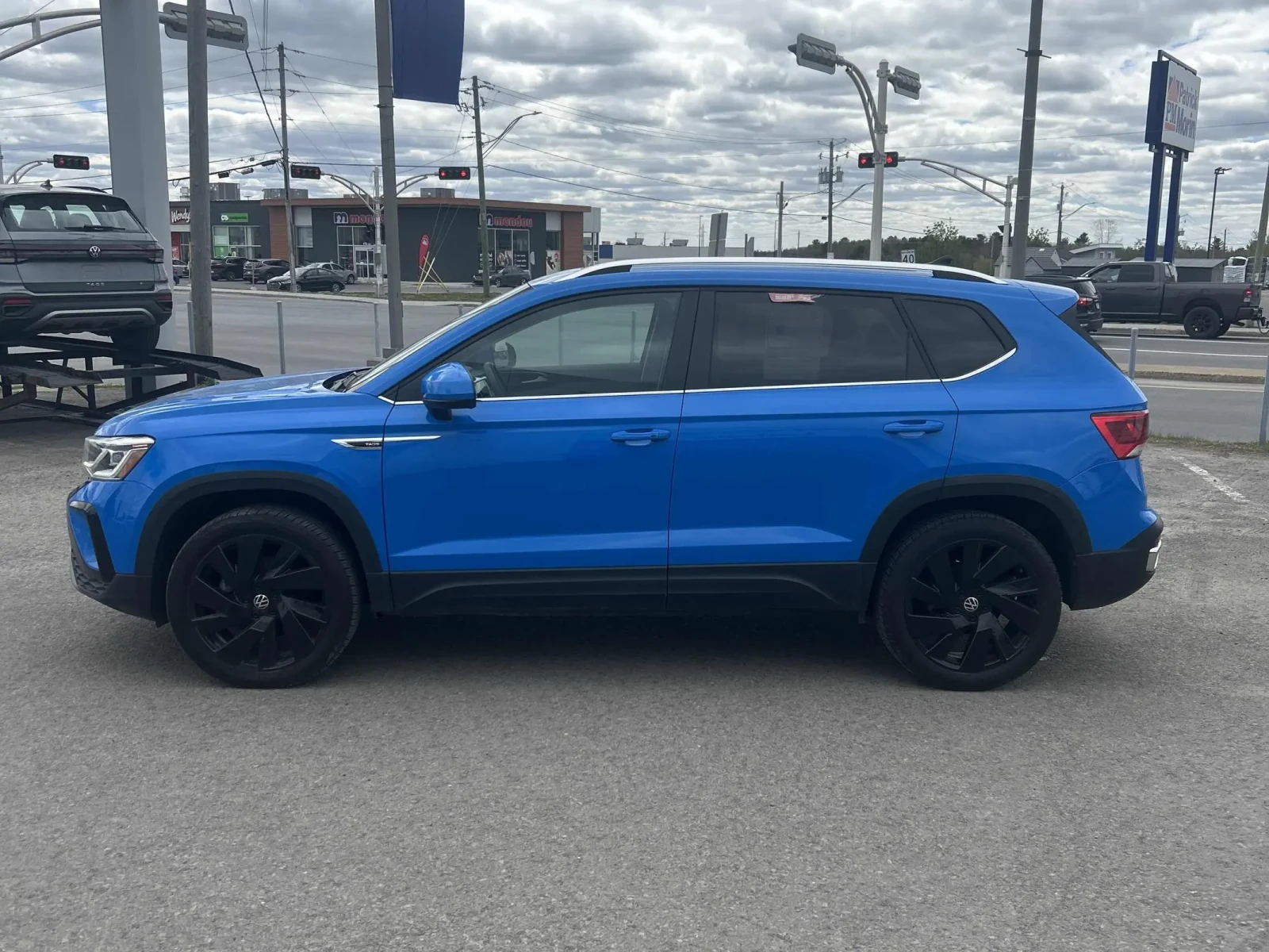VW Taos CARFAX * АВТО КРЕДИТ * ПРОГНОЗНА ЦЕНА ДО БГ * , снимка 3 - Автомобили и джипове - 54626304