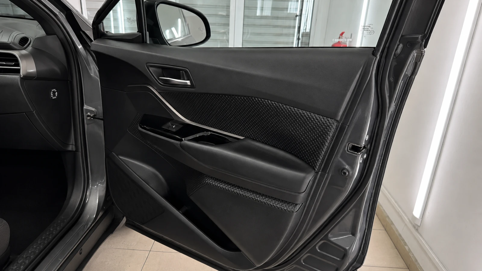 Toyota C-HR 20% ПЪРВОНАЧАЛНА ВНОСКА | ЛИЗИНГ ДО 48 МЕСЕЦА, снимка 15 - Автомобили и джипове - 55710865
