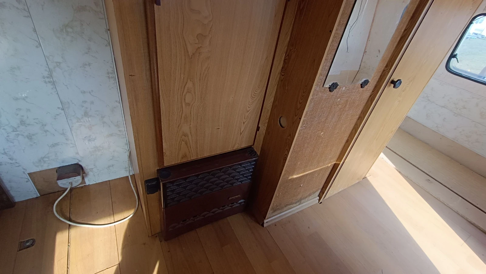 Каравана Bursner Lux 500, снимка 7 - Каравани и кемпери - 53716337