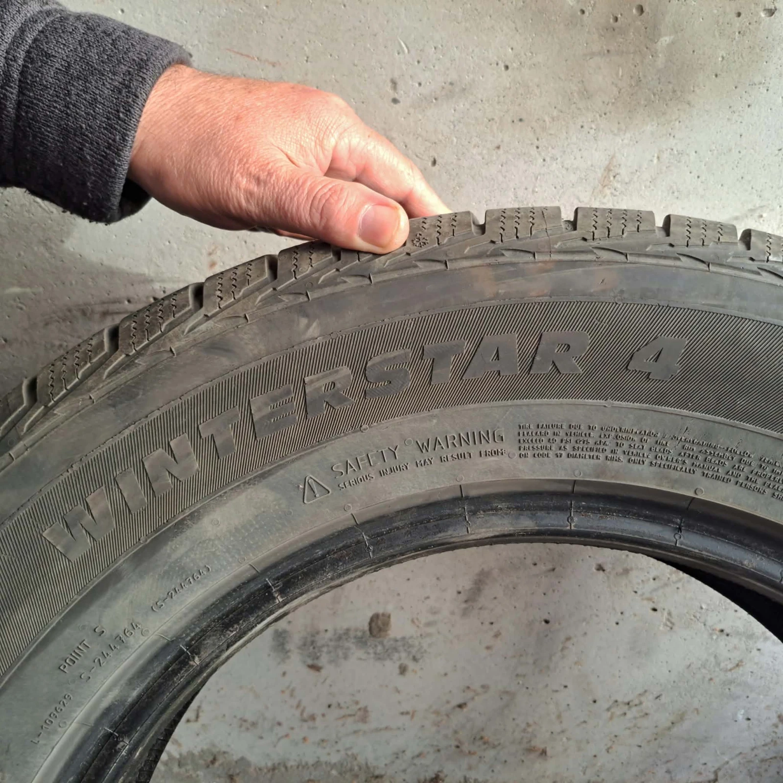 Гуми Зимни 235/65R17, снимка 2 - Гуми и джанти - 56717579