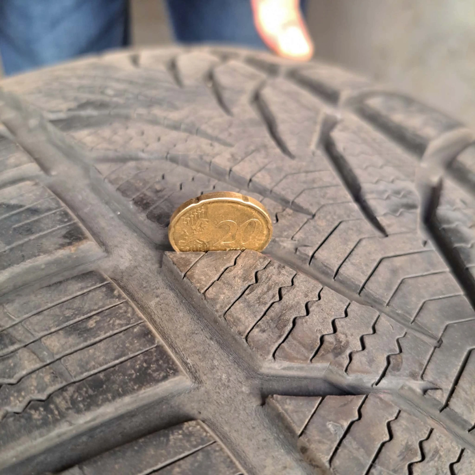 Гуми Зимни 235/65R17