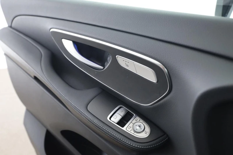 Mercedes-Benz V 300 d 4-MATIC AMG LONG AVANTGARDE DISTRONIC 360, снимка 8 - Автомобили и джипове - 51683264