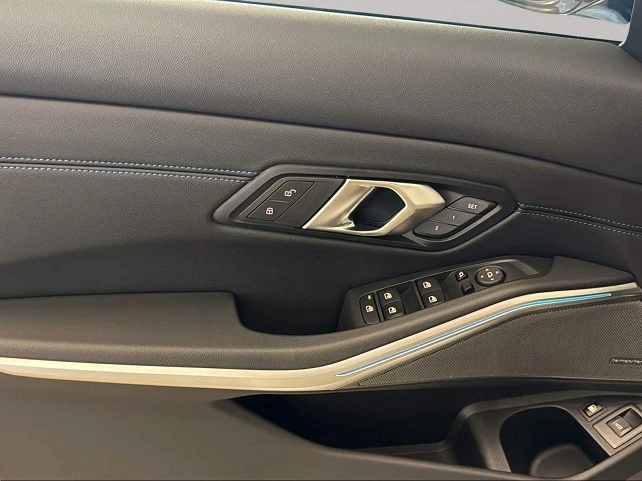 BMW 330 e xDrive = M-Sport = Shadow Line Гаранция - изображение 4