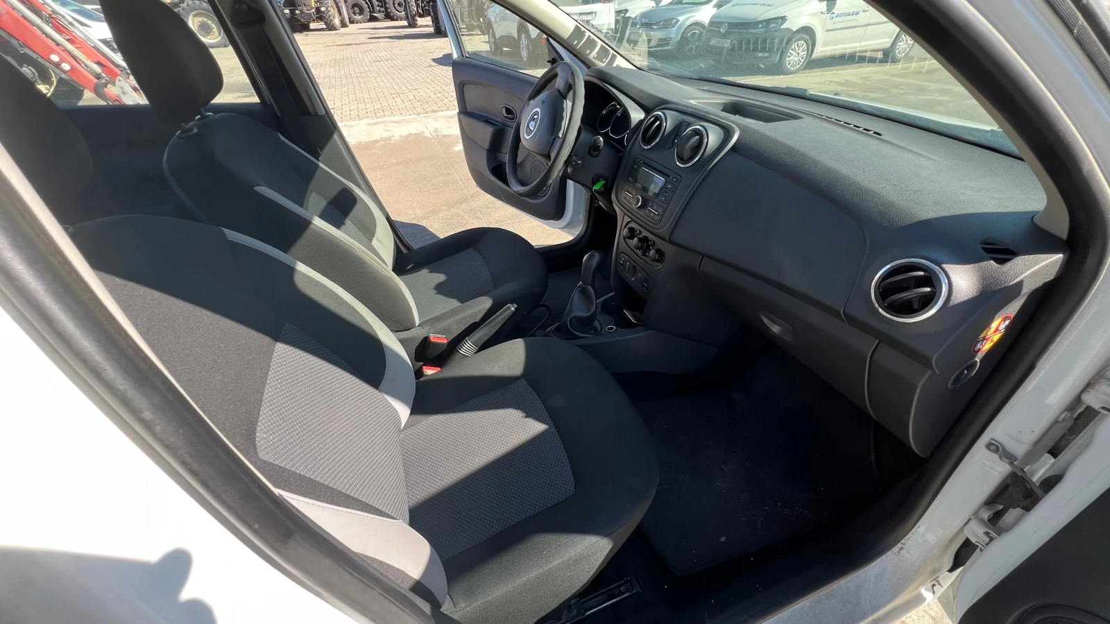 Dacia Logan, снимка 14 - Автомобили и джипове - 56626216