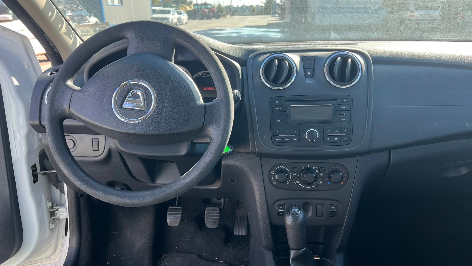 Dacia Logan, снимка 11 - Автомобили и джипове - 56626216