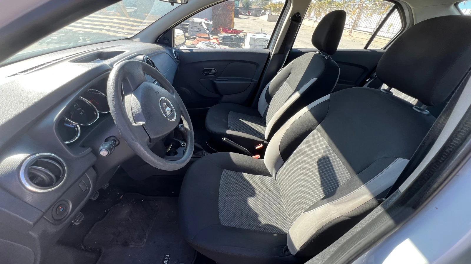 Dacia Logan, снимка 8 - Автомобили и джипове - 56626216