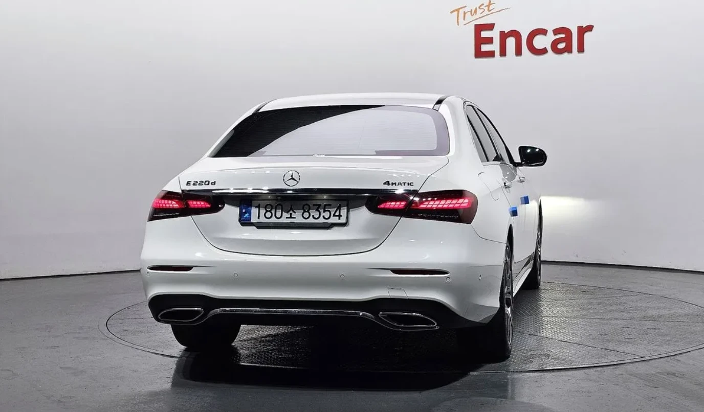 Mercedes-Benz E 220 AMG PKG | 4MATIC | 360, снимка 2 - Автомобили и джипове - 54837629