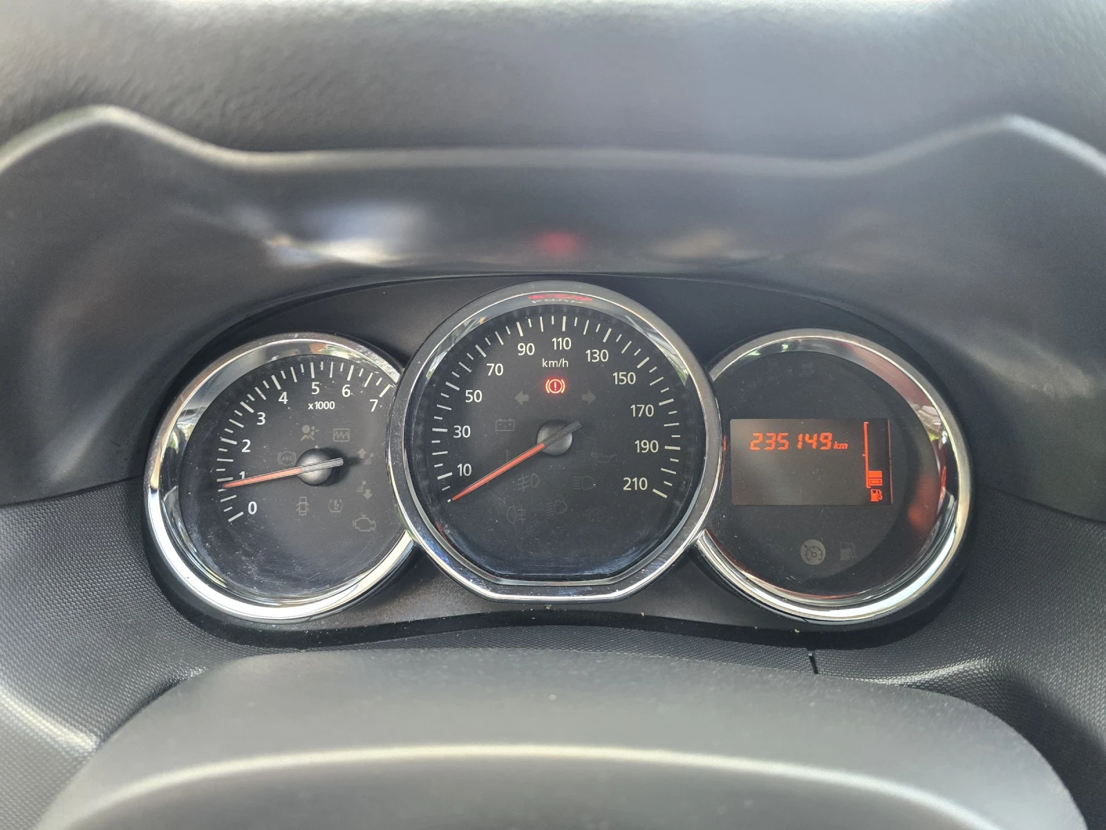 Dacia Duster 1.5D 109к.с  Топ състояние , снимка 17 - Автомобили и джипове - 54977421