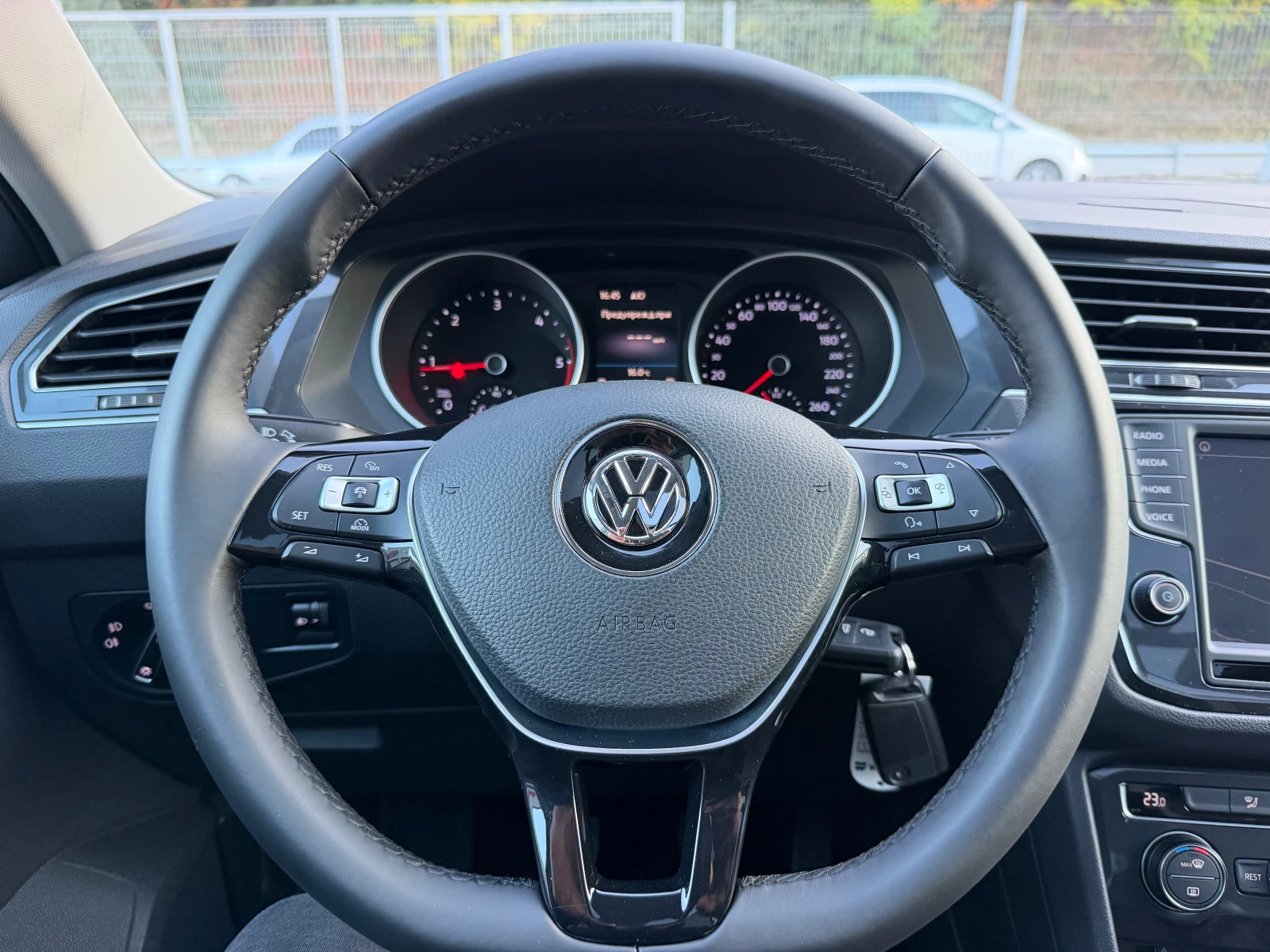 VW Tiguan TDI* PANORAMA* NAVI* EVRO6, снимка 14 - Автомобили и джипове - 56624593