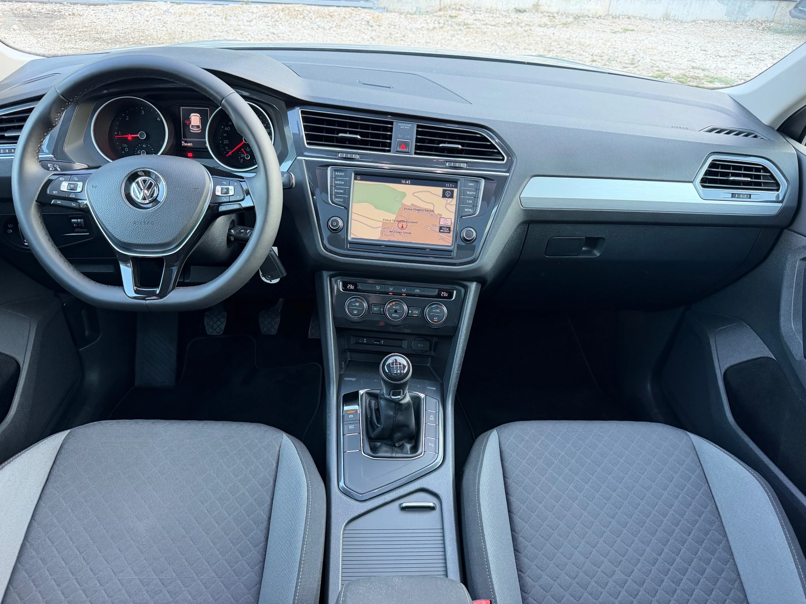 VW Tiguan TDI* PANORAMA* NAVI* EVRO6, снимка 13 - Автомобили и джипове - 56624593