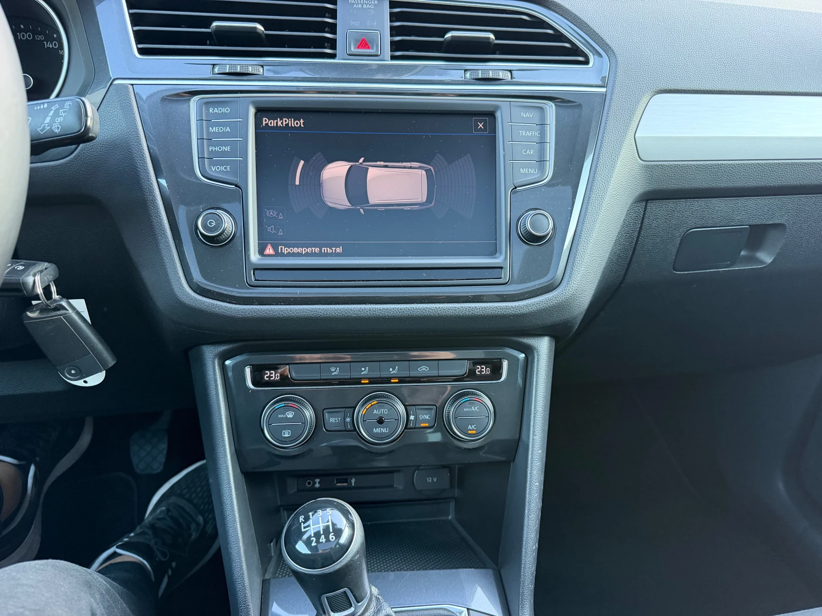 VW Tiguan TDI* PANORAMA* NAVI* EVRO6, снимка 15 - Автомобили и джипове - 56624593