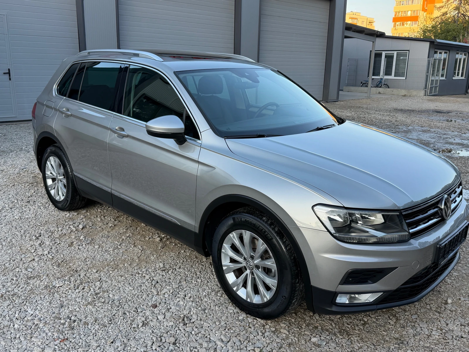 VW Tiguan TDI* PANORAMA* NAVI* EVRO6, снимка 3 - Автомобили и джипове - 56624593