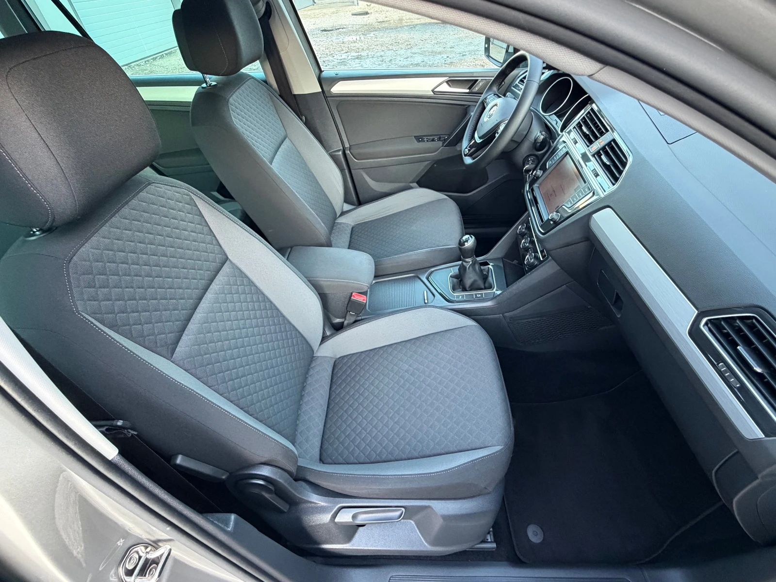 VW Tiguan TDI* PANORAMA* NAVI* EVRO6, снимка 10 - Автомобили и джипове - 56624593