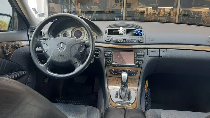 Mercedes-Benz E 320, снимка 4 - Автомобили и джипове - 47457508