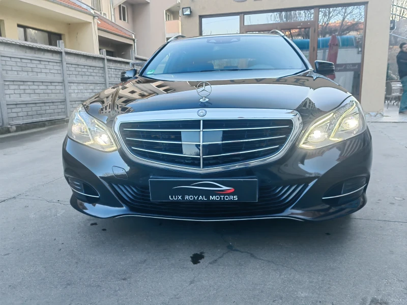 Mercedes-Benz E 350 4 MATIC , 3 x TV , Distronic+ , Lane Assist, снимка 1 - Автомобили и джипове - 48215937